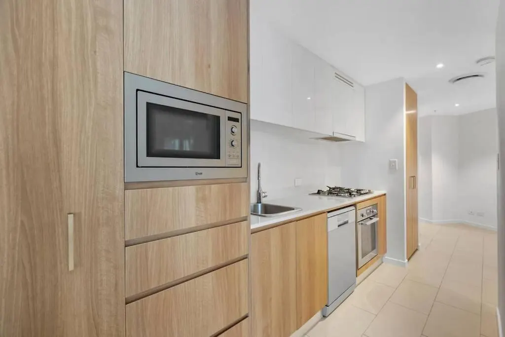 Location! Cbd 2B1B Apt W/Parking, Shared Pool,Gym Brisbane Apartment