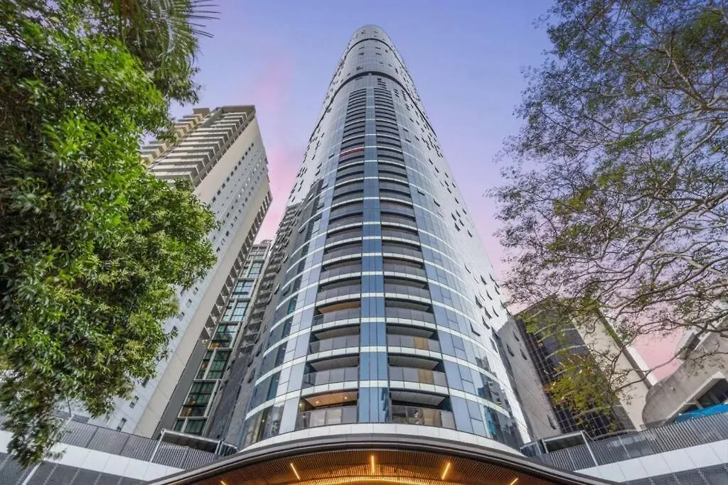 Location! Cbd 2B1B Apt W/Parking, Shared Pool,Gym Brisbane